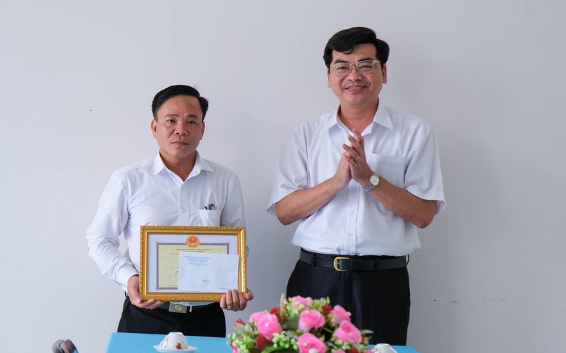 Lãnh đạo Sở GD&ĐT biểu dương và khen thưởng thầy giáo Nguyễn Nhựt Tân.