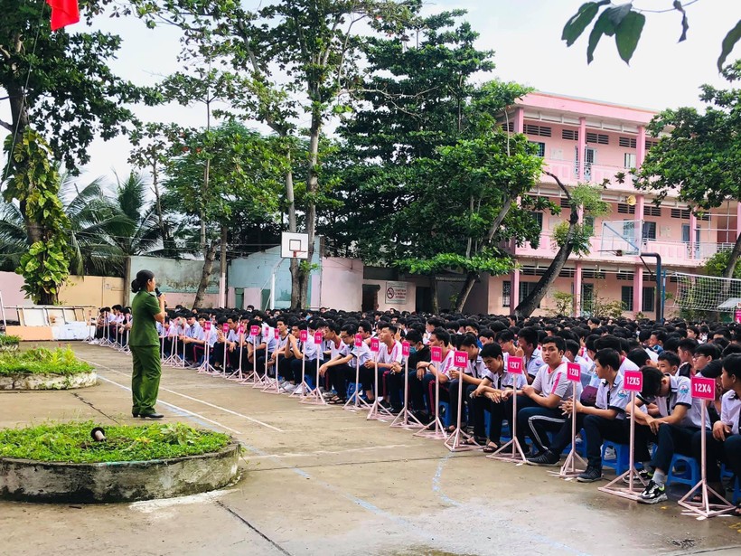 Học sinh Trường THPT Vĩnh Long (tỉnh Vĩnh Long) sinh hoạt dưới cờ chủ đề phòng chống ma túy.
