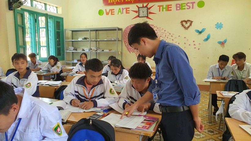 Thầy Nguyễn Đức Hùng, Trường Phổ thông Dân tộc nội trú THPT Điện Biên Đông (tỉnh Điện Biên) hướng dẫn học sinh trong giờ học.