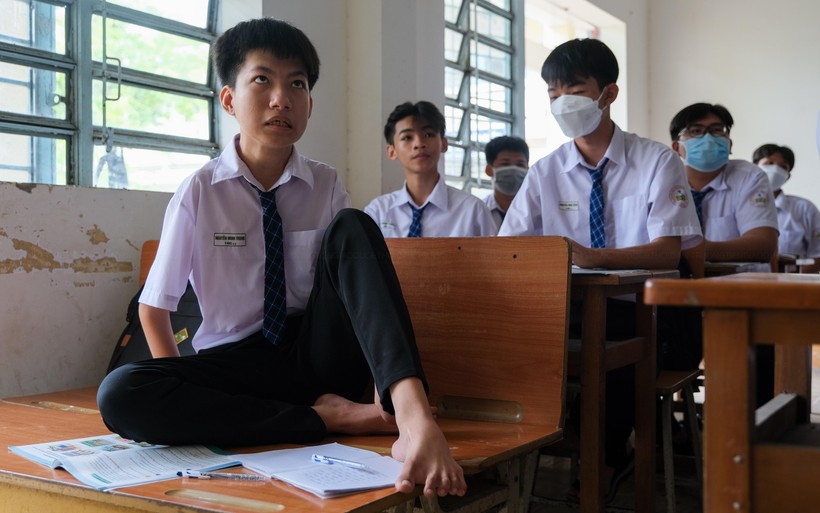 Nguyễn Minh Trung, học sinh lớp 10C11 trong lớp học.