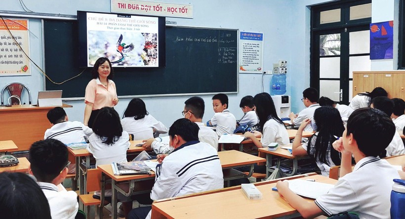 Cô Nguyễn Cẩm Hường và học sinh trong giờ học.