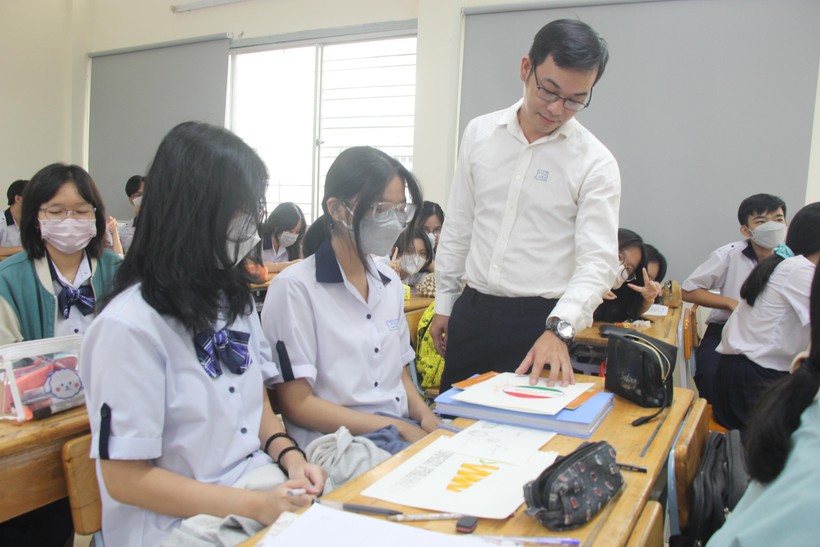 Thầy Ngô Xuân Tùng hướng dẫn học sinh làm bài tập môn Mỹ thuật.