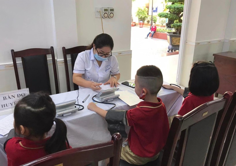 Trường Tiểu học Nguyễn Tri Phương (quận Hồng Bàng) phối hợp với nhân viên y tế khám sức khỏe định kỳ cho học sinh.