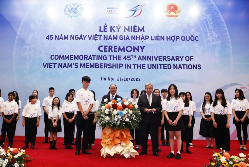 Nguyễn Thiên Lương (hàng đầu bên trái) chụp ảnh cùng Chủ tịch nước Nguyễn Xuân Phúc và Tổng Thư ký Liên Hợp Quốc António Guterres.