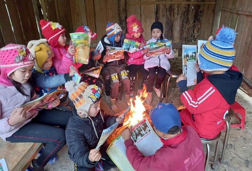 Trường Tiểu học Minh Khai (huyện Bình Gia, tỉnh Lạng Sơn) được phụ huynh mang củi đến để nhóm lửa sưởi ấm. Ảnh:NT