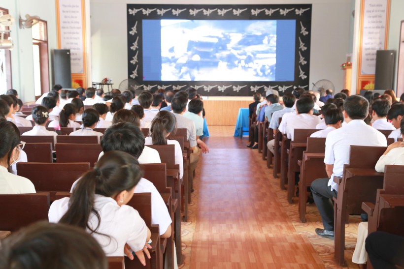 Học sinh Trường THPT Vĩnh Linh xem phim tư liệu “Vĩ tuyến 17 – Chiến tranh nhân dân”.