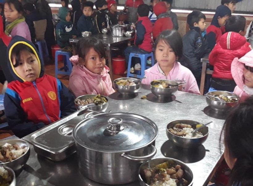 Bữa ăn bán trú được giữ ấm của Trường PTDTBT Tiểu học xã Ngọc Long (Yên Minh, Hà Giang). Ảnh: NTCC