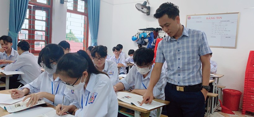 Thầy giáo Đinh Khắc Xuân luôn tự hào về nghề mà mình đã chọn – nghề giáo. Ảnh: NVCC
