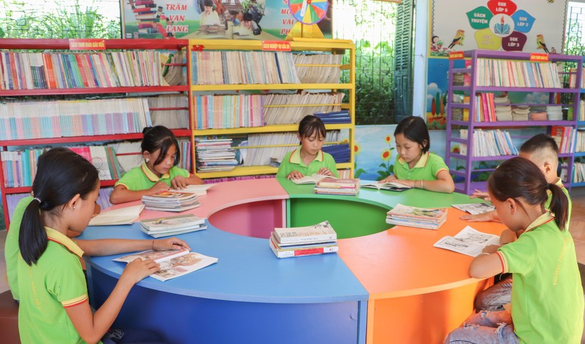 Học sinh Trường PTDTBT Tiểu học Kim Đồng (huyện Tủa Chùa) đọc sách tại phòng thư viện.