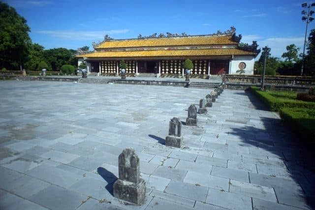 Trên sân Đại Triều Nghi trước điện Thái Hòa ở kinh đô Huế, có biển quy định các cấp bậc quan văn xếp hàng bên trái, quan võ xếp hàng bên phải theo thứ bậc. Ảnh minh họa.