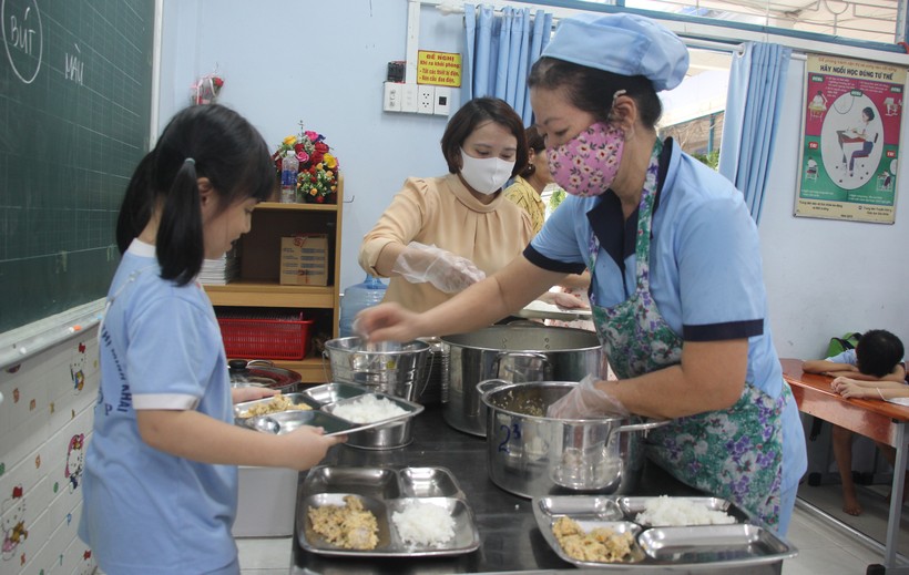 Bữa ăn bán trú tại Trường Tiểu học Nguyễn Thị Minh Khai. Ảnh: Hồ Phúc