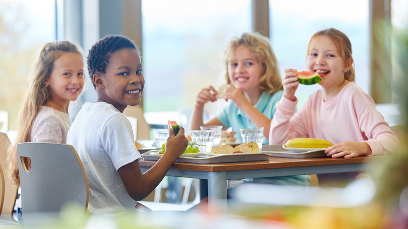 Bữa ăn học đường: Hiệu trưởng ăn cùng học sinh ảnh 1