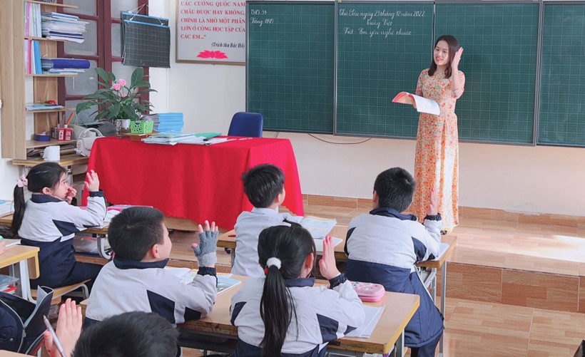 Cô Linh trong giờ dạy tại Trường Tiểu học Nguyễn Văn Trỗi. 