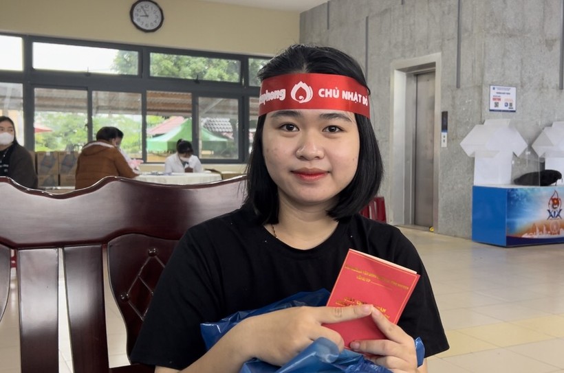 Sinh viên Nguyễn Thị Trúc Ly tham gia hiến máu đúng vào ngày sinh nhật. 