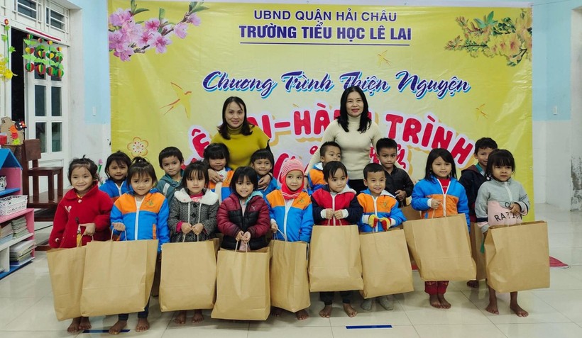 Hội đồng sư phạm Trường Tiểu học Lê Lai (quận Hải Châu, TP Đà Nẵng) tặng quà Tết 2023 cho học sinh vùng cao huyện Nam Trà My (Quảng Nam).