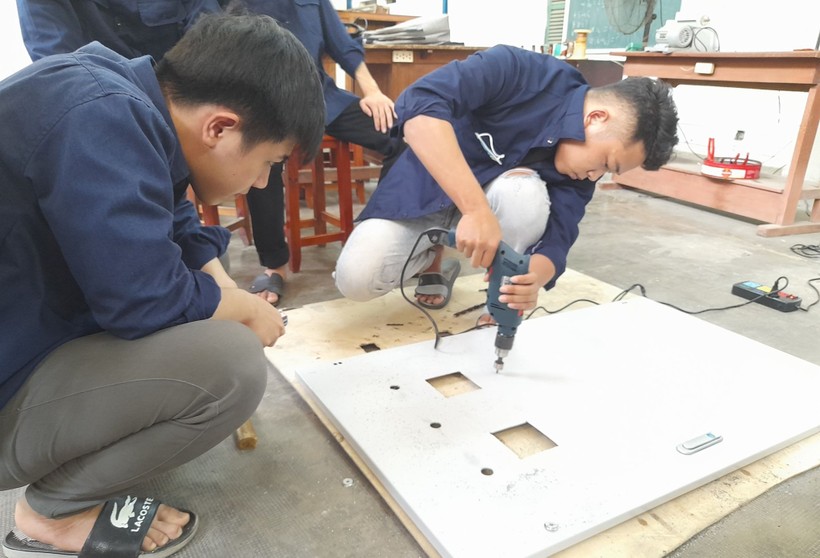Sinh viên Trường ĐH Sư phạm Kỹ thuật, ĐH Đà Nẵng thực hành hoàn chỉnh cho một tủ điện phân phối trong công nghiệp.