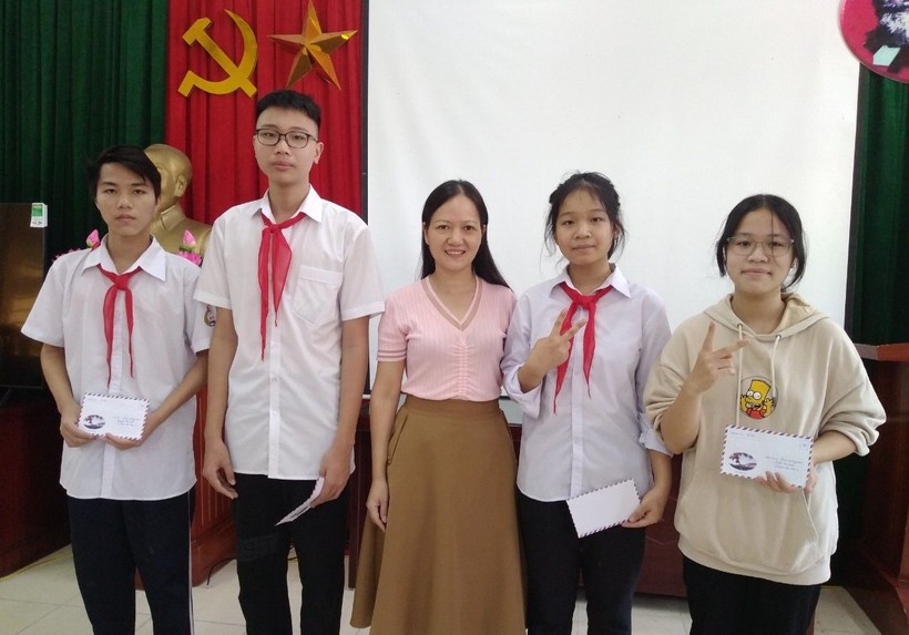 Cô Phạm Thị Hồng Hạ (giữa) cùng học sinh trong CLB Hóa học nhà trường. Ảnh: Đình Tuệ