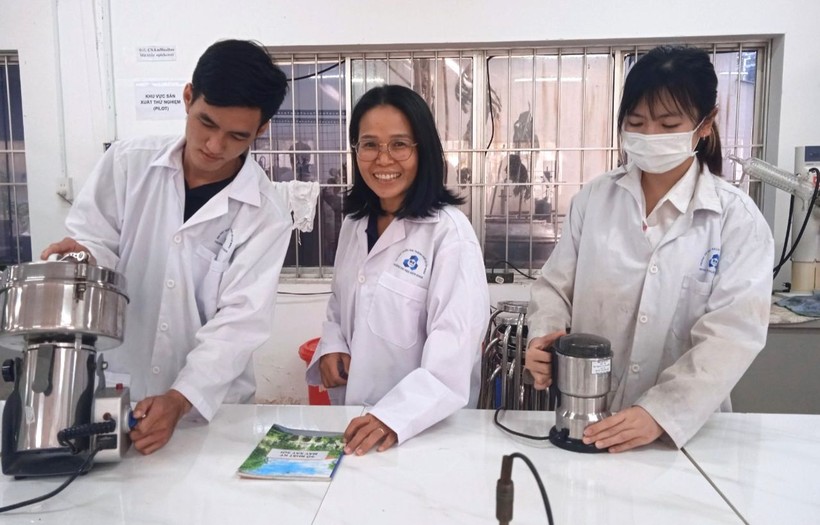 PGS.TS Lê Thị Kim Phụng hướng dẫn nghiên cứu sinh tại phòng lab. Ảnh: TG