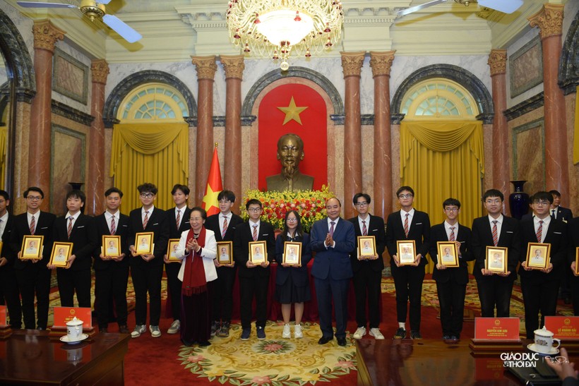 Chủ tịch nước Nguyễn Xuân Phúc và bà Nguyễn Thị Doan tặng quà cho học sinh đoạt giải Olympic và thi khoa học kỹ thuật quốc tế năm 2022. Ảnh: Thế Đại