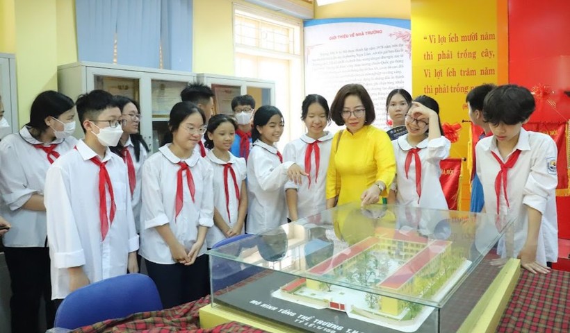 Giờ học trong phòng truyền thống của cô trò Trường THCS Ái Mộ (Long Biên, Hà Nội).