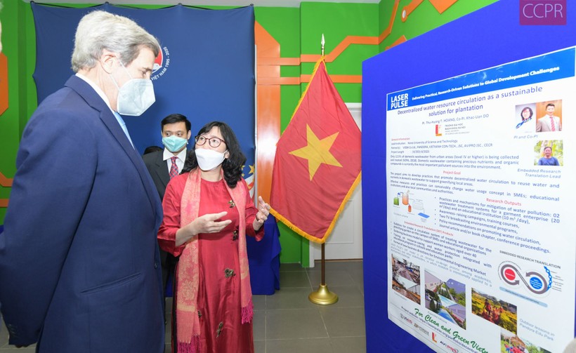 PGS.TS Hoàng Thị Thu Hương giới thiệu dự án nghiên cứu do USAid tài trợ với Đặc phái viên Tổng thống Mỹ về Vấn đề khí hậu, Cựu ngoại trưởng Mỹ John Kerry.