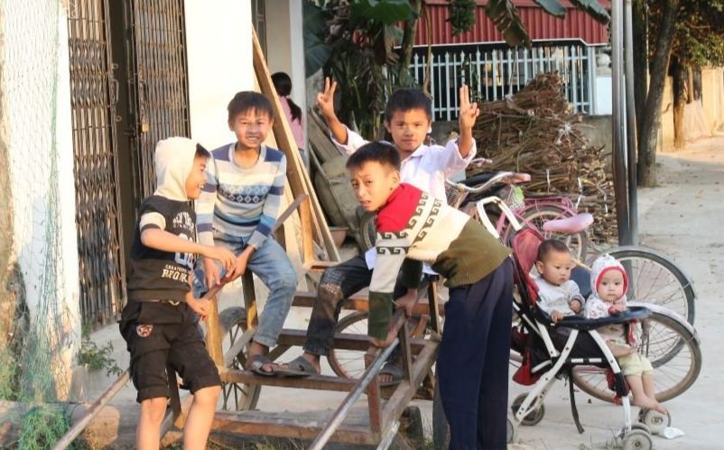 Trẻ em làng chài Thủy Long (huyện Thọ Xuân) hiện đã được lên bờ. 