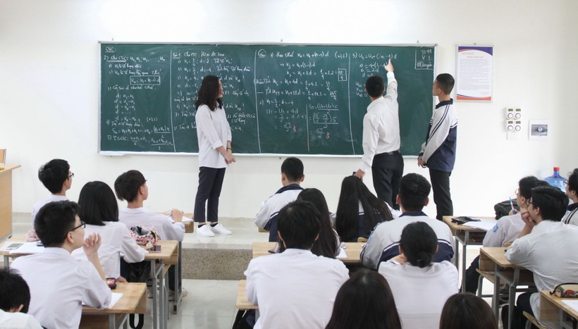 Học sinh lớp 12 Trường THPT Trương Định (quận Hoàng Mai, Hà Nội) trong giờ học trên lớp.