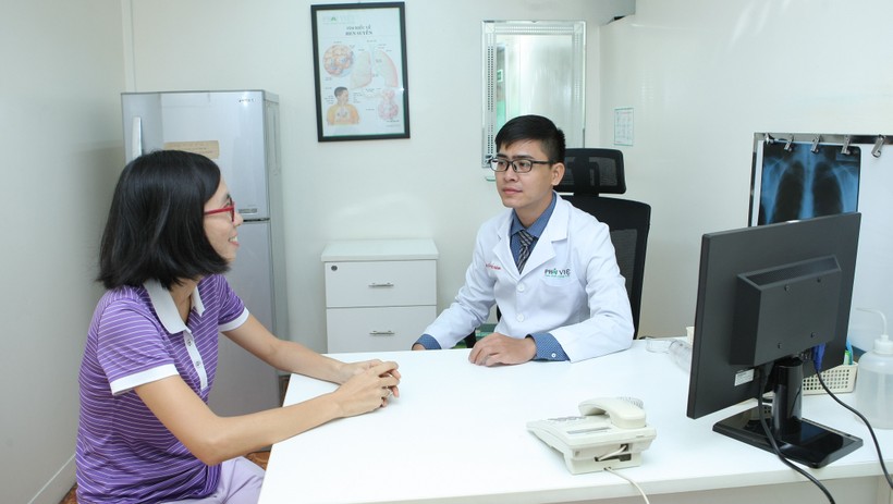 Bác sĩ Nguyễn Hữu Hoàng thăm khám cho bệnh nhân.