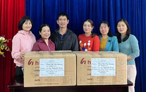 Trường Tiểu học Nguyễn Trãi (Điện Bàn, Quảng Nam) tiếp nhận 4 máy tính do một nhà hảo tâm tặng thông qua kết nối của Phòng GD&ĐT thị xã Điện Bàn. Ảnh: NTCC