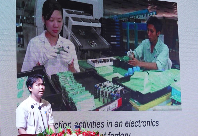 Sinh viên Trường ĐH Bách khoa, ĐH Đà Nẵng trình bày đề tài “Khả năng tái chế của Si-PET được dùng trong ngành công nghiệp điện tử” tại Hội thảo khởi động Chương trình 21CS. Ảnh: ITN