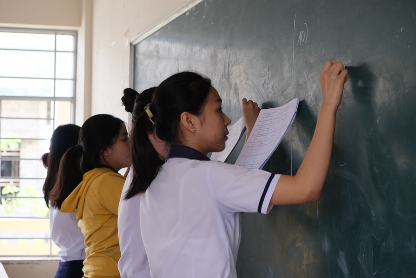 Học sinh lớp 12 Trường THPT Hà Huy Giáp (TP Cần Thơ) ôn thi môn Toán.