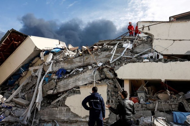 Cảnh tượng đổ nát tại một bệnh viện ở quận Hatay, Thổ Nhĩ Kỳ, sau trận động đất ngày 6/3. Ảnh: Reuters. 