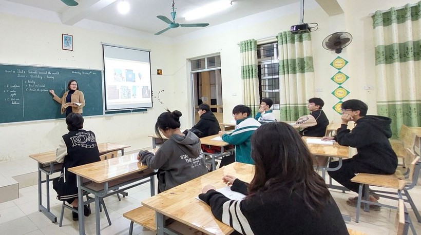 Cô giáo Ong Thị Thắm, Trường THCS thị trấn Văn Quan, tỉnh Lạng Sơn, dạy 3 tiết Tiếng Anh hàng tuần. Ảnh: NVCC
