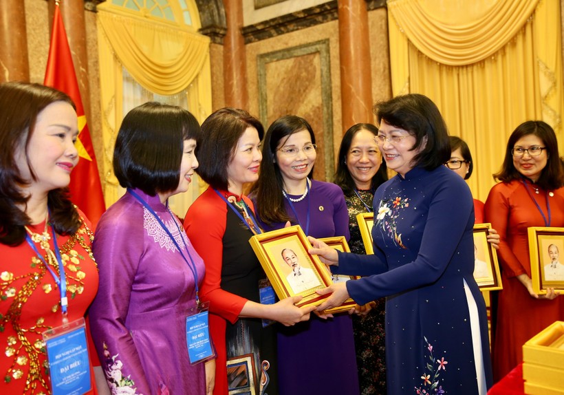 Nguyên Phó Chủ tịch nước Đặng Thị Ngọc Thịnh gặp mặt các nhà khoa học nữ của ngành Giáo dục. Ảnh: TTXVN