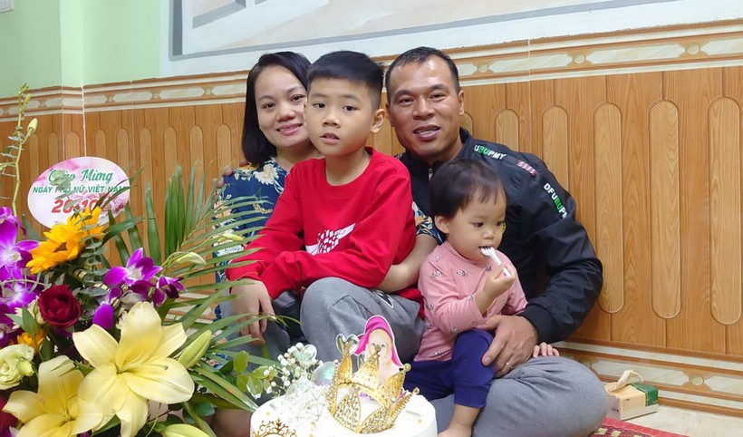 Cô Lê Thị Ngà cùng chồng con. Ảnh: Lan Anh