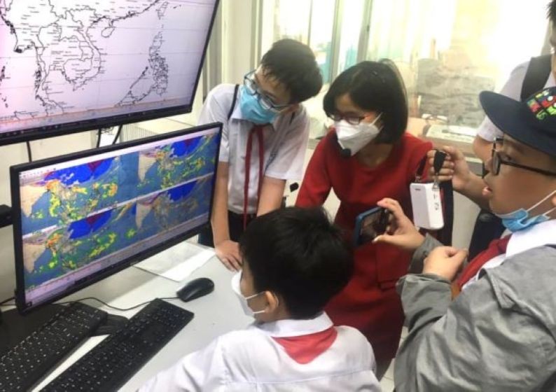 Học sinh khối lớp 7, Trường THCS Lý Thường Kiệt (quận Hải Châu, TP Đà Nẵng) với Hoạt động trải nghiệm Tham quan đài khí tượng thủy văn thuộc phân môn Địa lý. Ảnh: PV