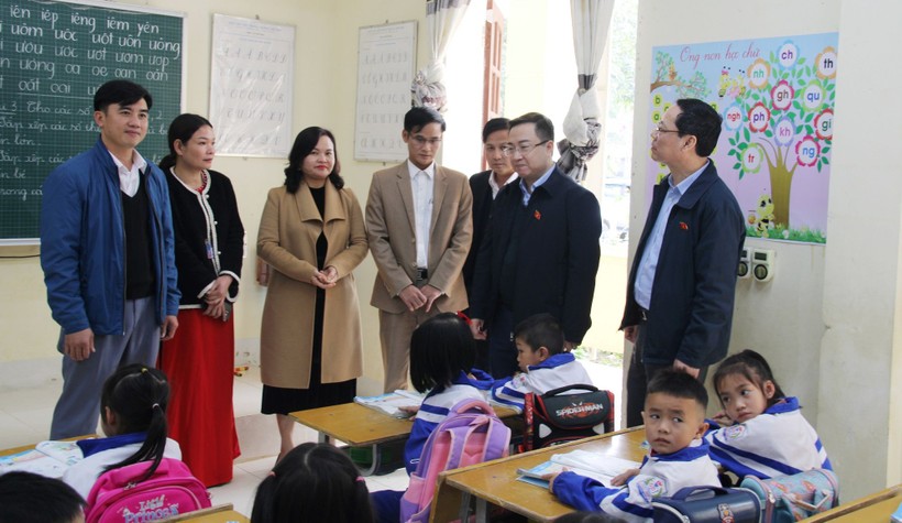 Đoàn ĐBQH tỉnh Nghệ An làm việc với Trường Tiểu học Châu Hội 2 (huyện Quỳ Châu). Ảnh: NTCC