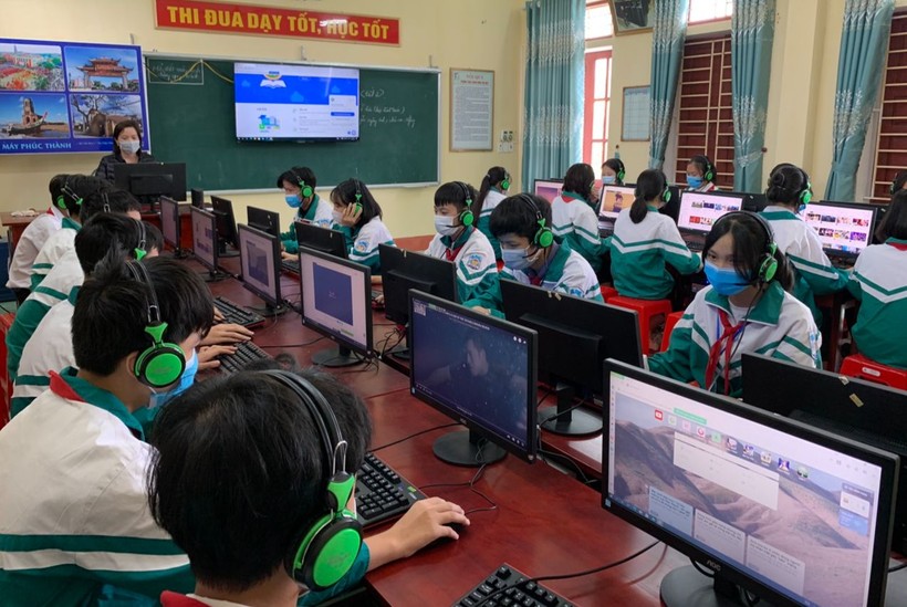 Giờ học trong phòng máy tính và thiết bị trình chiếu ở Trường THCS Hải Sơn (Hải Hậu).