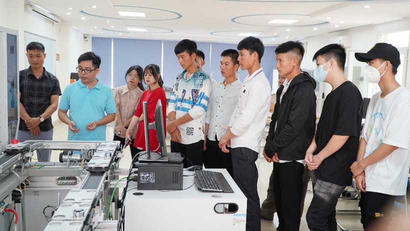 Phụ huynh, học sinh huyện Xín Mần (Hà Giang) đến thăm Trường Cao đẳng Cơ điện Hà Nội. Ảnh: NTCC
