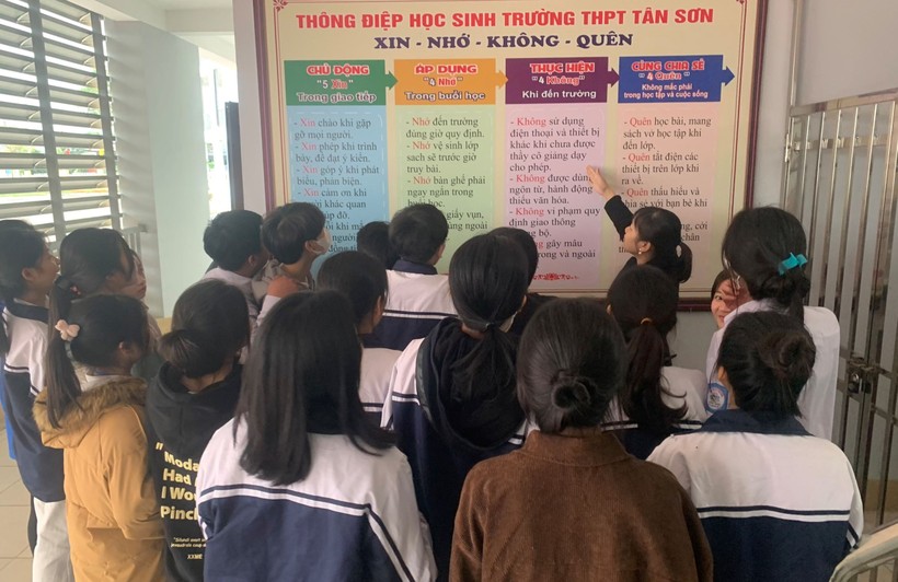 Giáo viên Trường THPT Tân Sơn trao đổi, quán triệt với học sinh về thông điệp nhà trường.