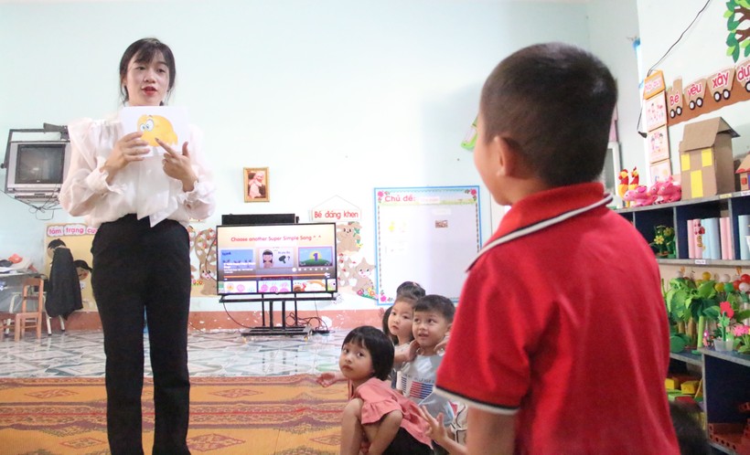 Dạy tiếng Anh cho trẻ em phố núi Kon Tum ảnh 1