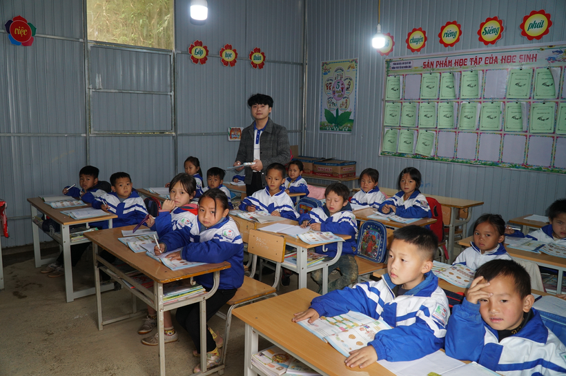 Giờ học của thầy trò Trường Phổ thông DTBT Tiểu học Mường Lống 2, huyện Kỳ Sơn, Nghệ An.