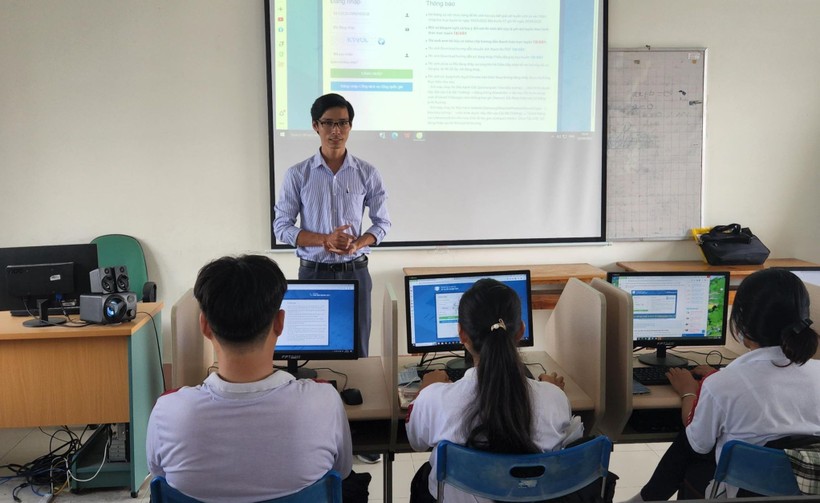 Giáo viên Trường THPT Trần Đại Nghĩa (Cần Thơ) hướng dẫn học sinh đăng ký dự thi trực tuyến. Ảnh: NTCC