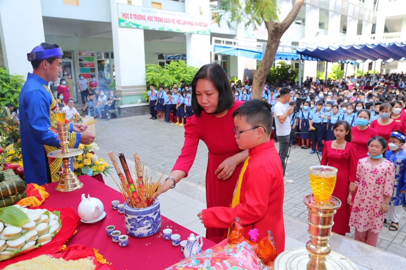 Giáo viên và học sinh Trường Tiểu học Nguyễn Hiền (TP Thủ Đức) dâng hương lên Quốc Tổ Hùng Vương.