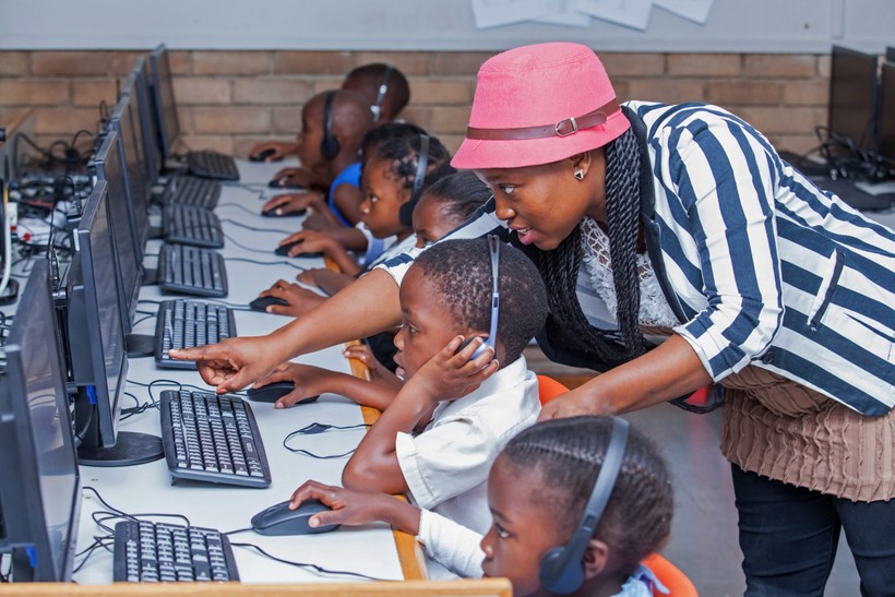 Các tổ chức phi chính phủ giúp trẻ em châu Phi tiếp cận với tin học.