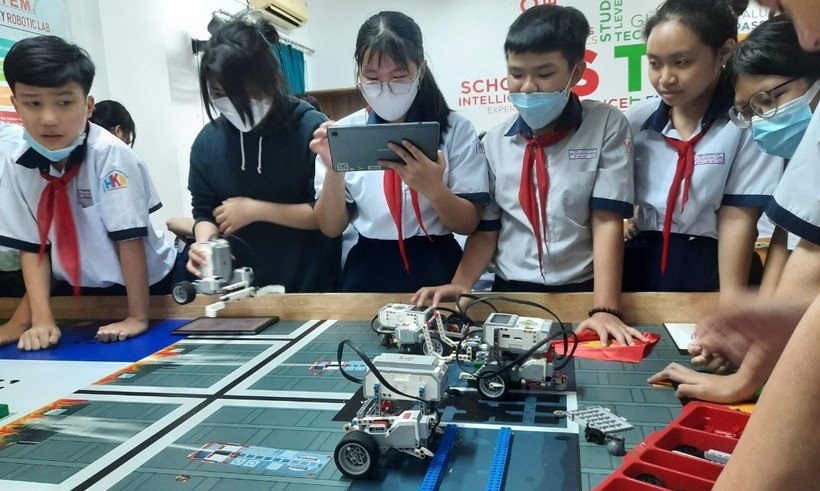 Học sinh Trường THCS Huỳnh Khương Ninh hào hứng trong giờ học AI.