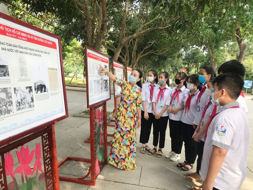 Cô Lưu Thị Thanh Nga, Trường THCS Kim Liên, huyện Nam Đàn, Nghệ An thường dẫn các khóa học sinh đến thăm quê Bác.