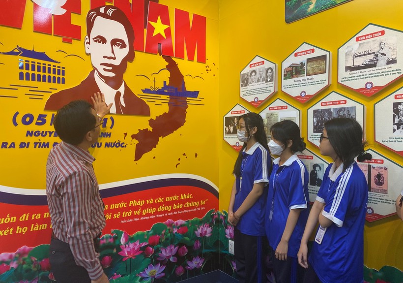 Giáo viên Trường THPT Tây Thạnh giới thiệu cho học sinh về cuộc đời, sự nghiệp của Chủ tịch Hồ Chí Minh.