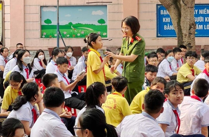 Đại úy Đặng Nữ Hoàng Hạnh trao đổi, chia sẻ với học sinh Trường THCS Hồng Sơn (TP Vinh). 