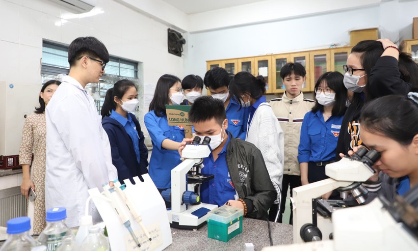 Học sinh Trường THPT Thanh Khê (TP Đà Nẵng) với giờ học tại Phòng thí nghiệm, Trường ĐH Sư phạm, ĐH Đà Nẵng. Ảnh: Hà Nguyên 